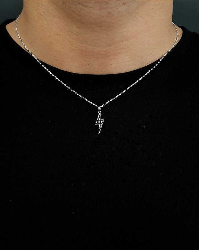 Corrente Elo Cadeado 1,2mm + Pingente Raio Cravejado Com Pedras Pretas Banhado A Ouro Branco COR013-PIN0